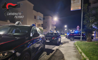 Lite condominiale a Lido Tre Archi, denunciato un uomo per minaccia aggravata, sorpreso con una pistola finta e un taser funzionante